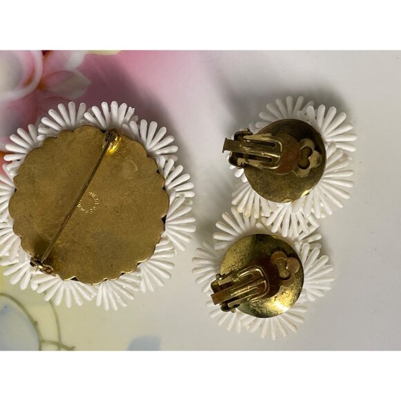 Vintage 1960s West Germany Rubber Plastic Daisy Flower Brooch Earrings Set - Picture 2 of 8